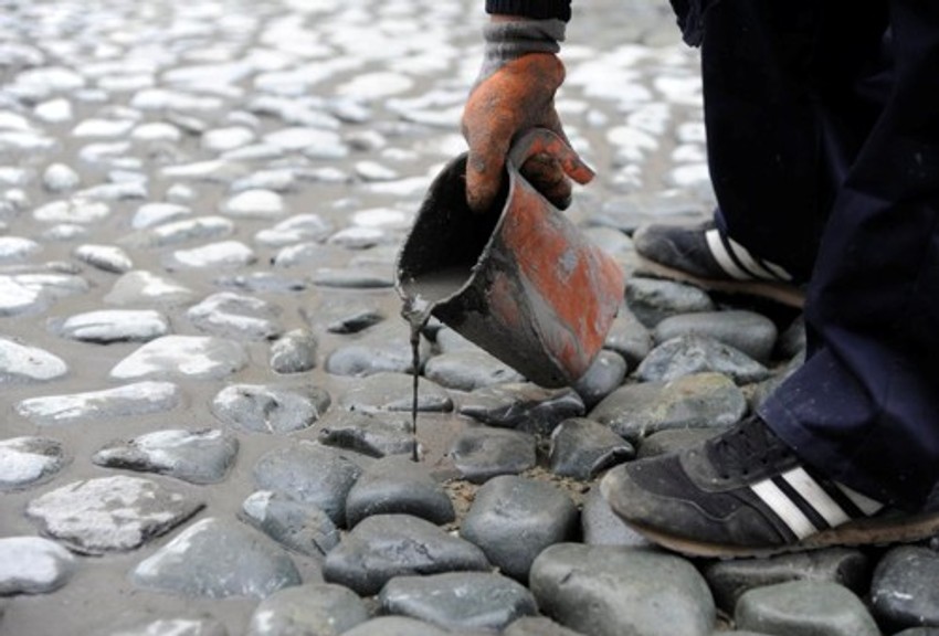 Popunjavanje rupa između kamena