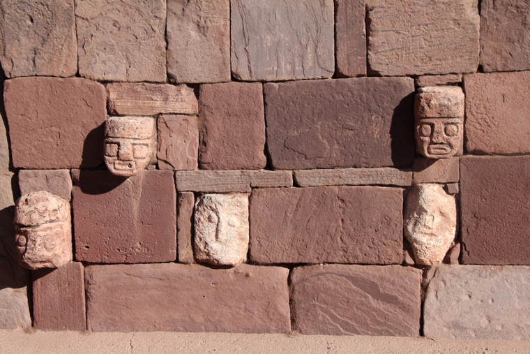 Boliwia - Andyjska Forteca. Płaskorzeźby na ścianie ruin świątyni Semisubterraneo w Tiwanaku pod La Paz