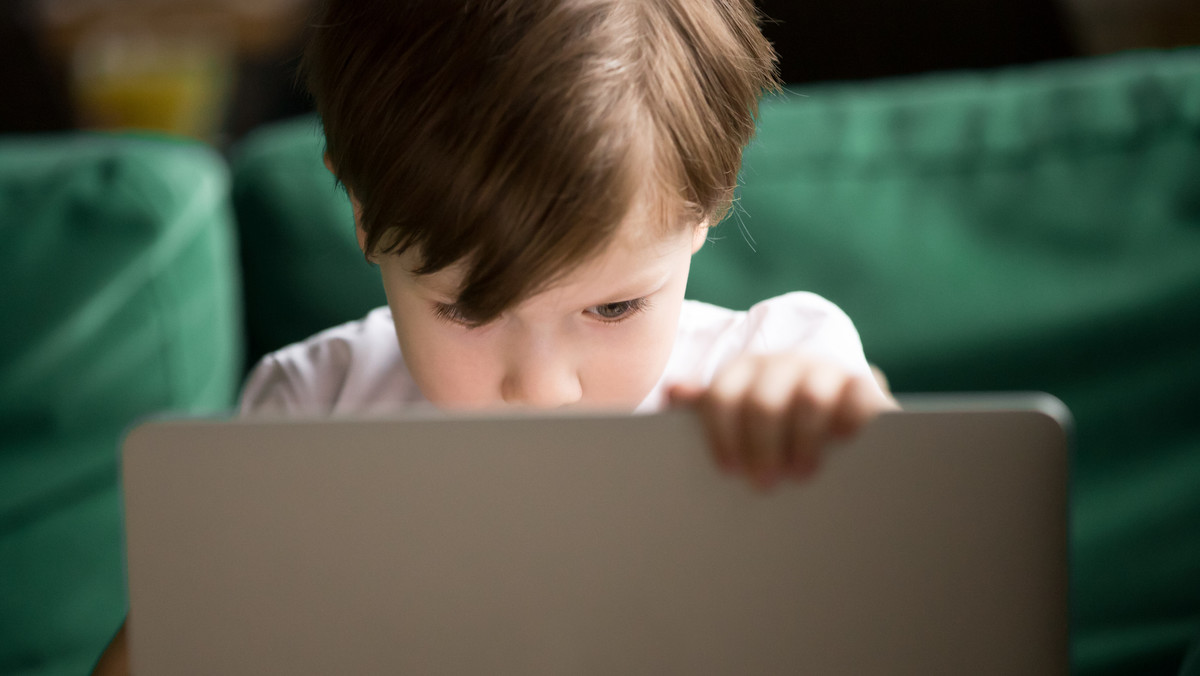 Wiele, wiele lat temu zatroskani rodzice przestrzegali dzieci przed zbyt długim czytaniem po nocach. Dziś wiele obaw budzi internet i to, jak dziecko z niego korzysta. Tak jak w wielu innych przypadkach, samo korzystanie z internetu nie jest problemem - chodzi raczej o to, co dzieci robią i czego doświadczają przed ekranem.