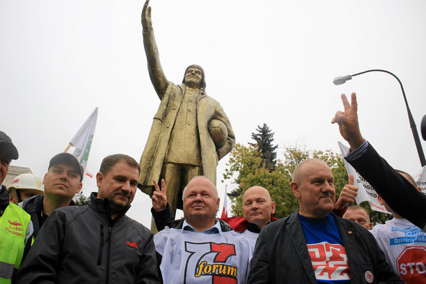 Związkowcy przed Sejmem odsłonili pomnik Donalda Tuska.
