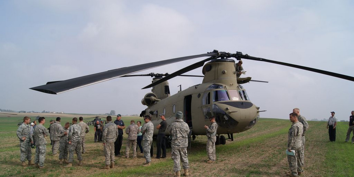 gruta helikoptery amerykanskiej armii wylądowały na polu