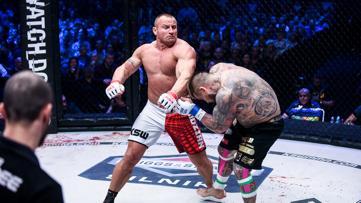 Bardzo szybko Mariusz Pudzianowski udowodnił "Popkowi" na gali KSW 37, że w MMA trzy miesiące przygotowań to jednak zbyt mało. "Pudzian" pokonał Pawła Raka już w pierwszej rundzie i zanotował kolejny triumf w barwach KSW. Tuż po walce Pudzianowski docenił jednak swojego rywala i przyznał, że nie był w stu procentach pewny zwycięstwa. Zabrał także głos w sprawie swojego powrotu do klatki.