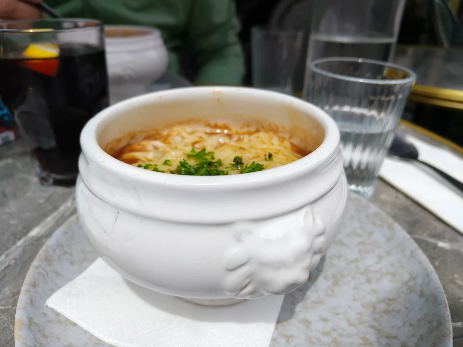 Slikano Realme GT 7T telefonom