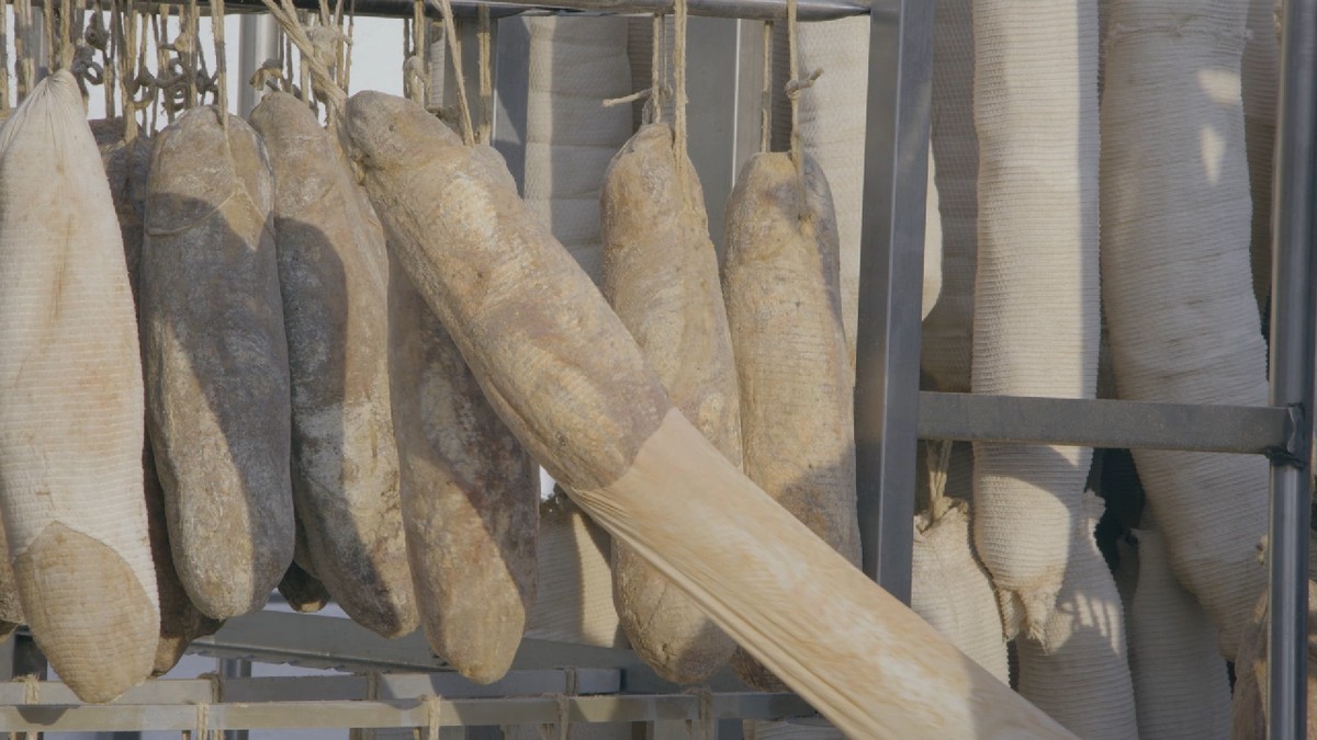 Po co zakładają jej skarpetę? Ten niezwykły etap produkcji capocollo zaskakuje