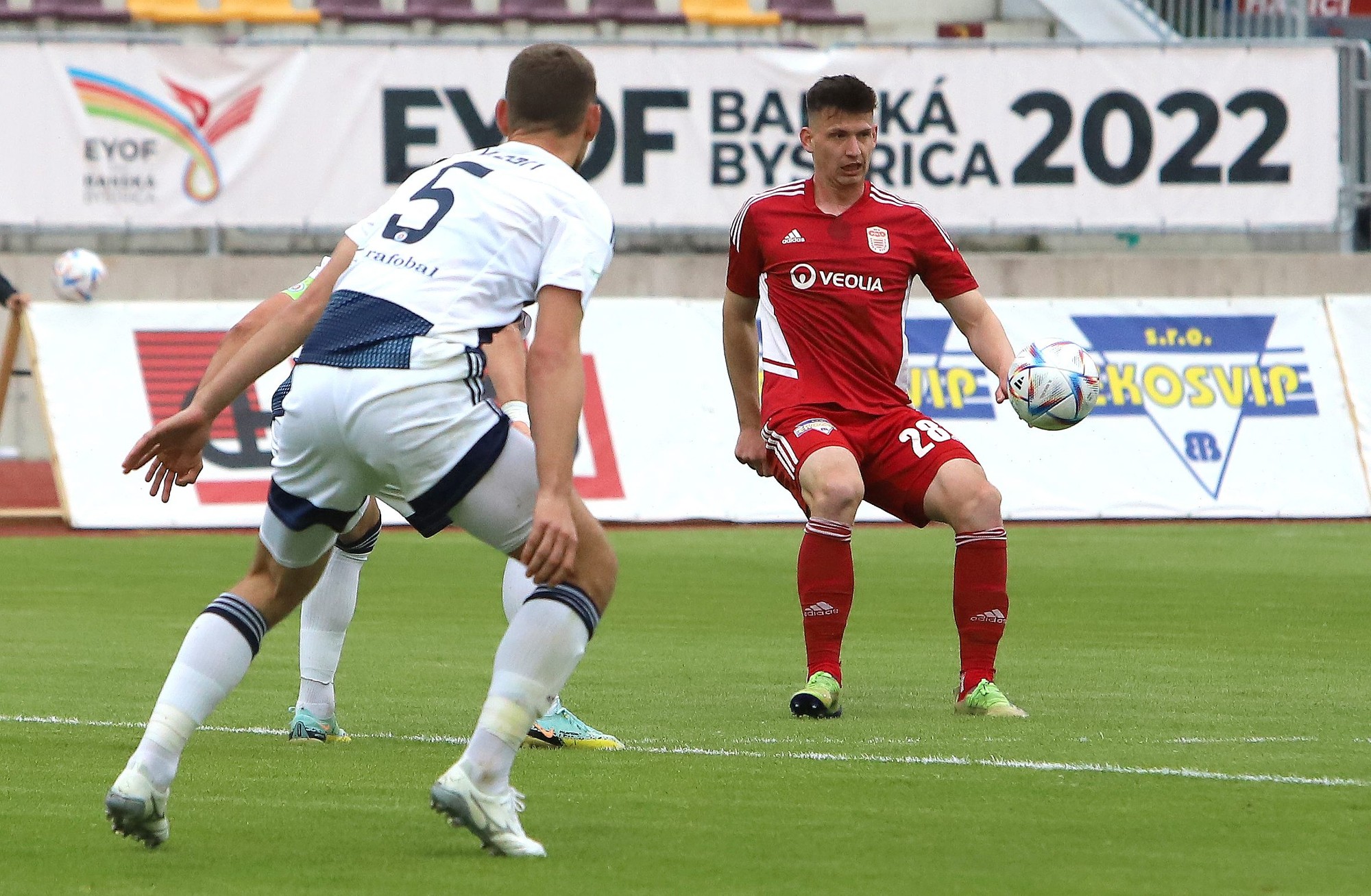 Zľava Richard Križan (Slovan) a Marián Pišoja (Banská Bystrica).
