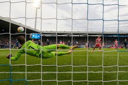 Lider Bundesligi przegrał z ostatnim zespołem w tabeli. Puchacz i Góralski nie grali