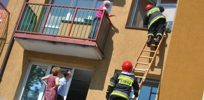 Staruszka zatrzasnęła się na balkonie. W mieszkaniu 1,5 roczne dziecko