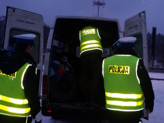 Mundurowi przeszukują busa, którym podróżowały 43 osoby