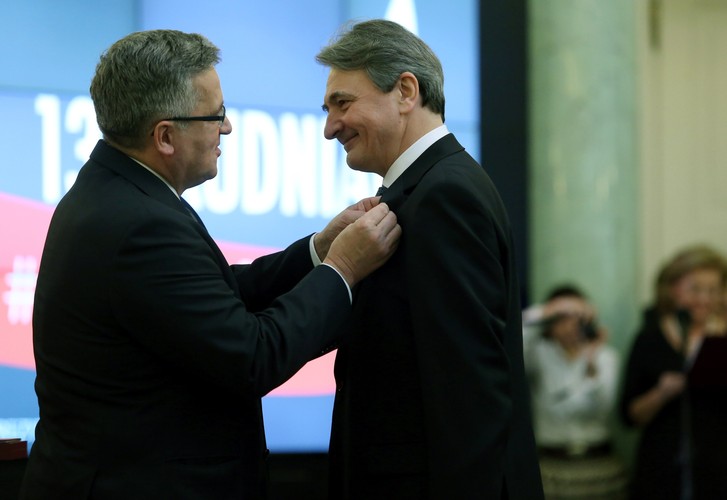 Prezydent Bronisław Komorowski odznacza Krzyżem Komandorskim Orderu Odrodzenia Polski adwokata Jerzego Naumanna