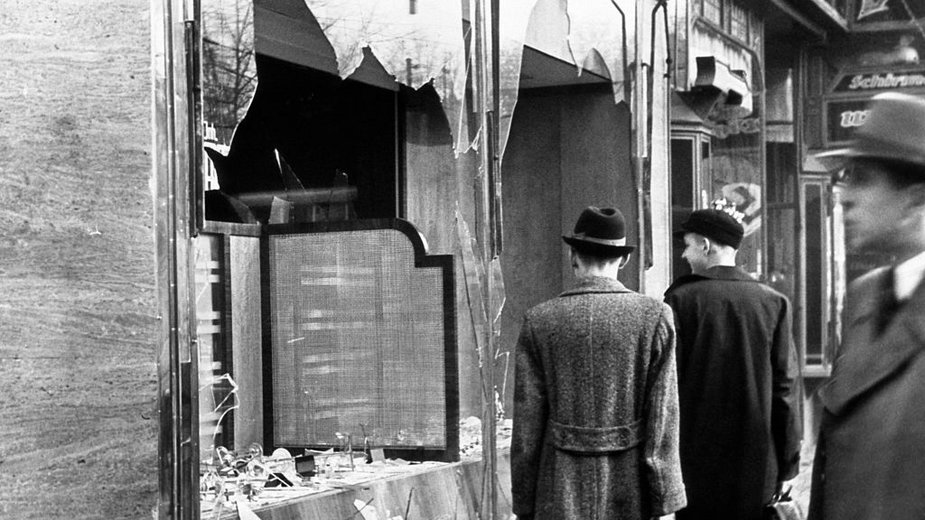 Noc kryształowa w III Rzeszy. W nocy z 9 na 10 listopada 1938 r. zostało zniszczonych wiele żydowskich przedsiębiorstw i mieszkań