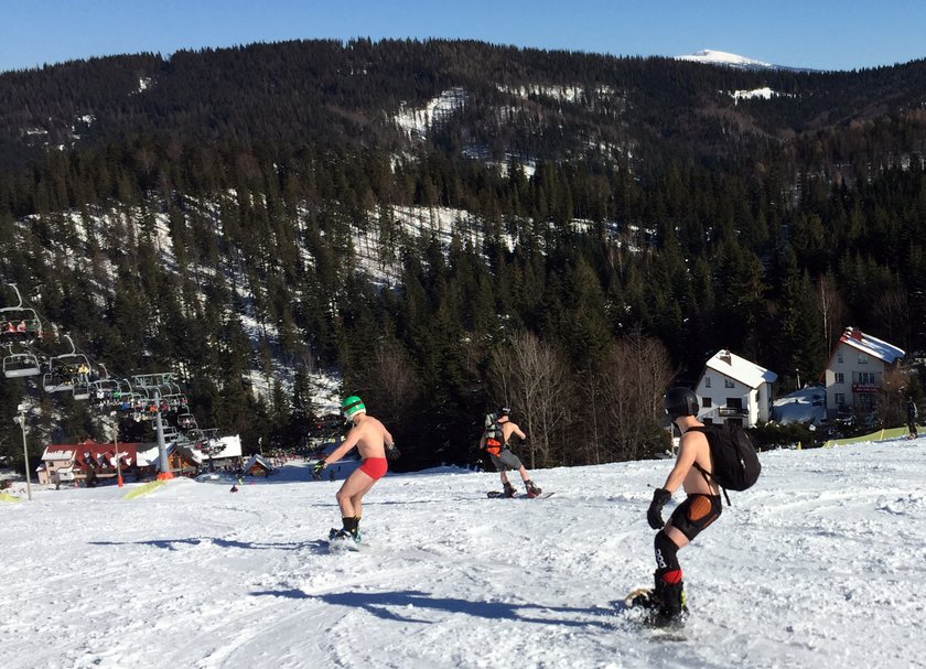 Półnadzy snowboardziści na stoku