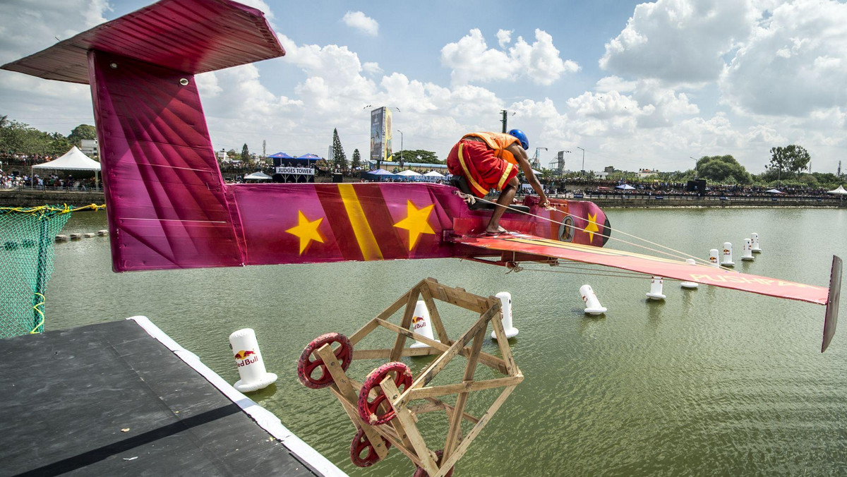 Zawody Red Bull Flugtag, znane są w Polsce pod nazwą Konkurs Lotów Red Bull. Uczestniczą w nich ekipy uzdolnionych konstruktorów i śmiałych pilotów.