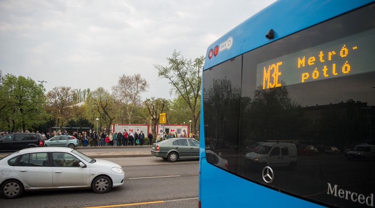 Hétköznap estig csak a déli szakaszon, hétvégén viszont a 3-as metró teljes szakaszán metrópótló jár /Fotó: MTI/Balogh Zoltán