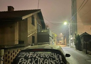 Zabranjeno parkiranje - sprej na šoferki