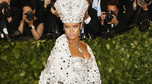 MET Gala 2018: Rihanna w papieskim nakryciu głowy?