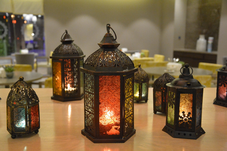 Prywatne domy, stoły w restauracjach oraz wystawy sklepowe zdobią Fanous, ramadanowe latarnie.