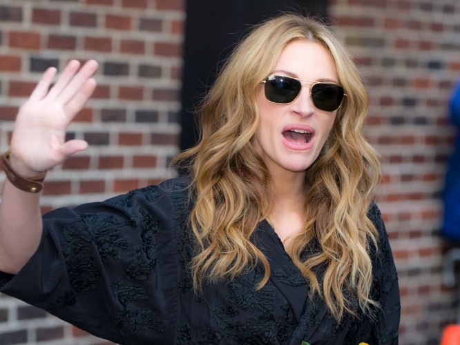 Posągowa Julia Roberts unika dezodorantów. Podobno w trosce o środowisko naturalne...