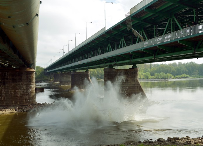 W świąteczny poniedziałek filmowcy z Bollywood kręcili spektakularny pościg i upadek z mostu do rzeki.