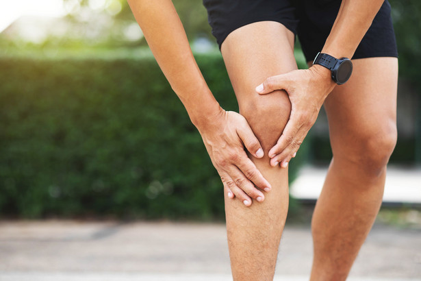 Ból kolan – o czym może świadczyć? Najczęstsze przyczyny bólu kolan