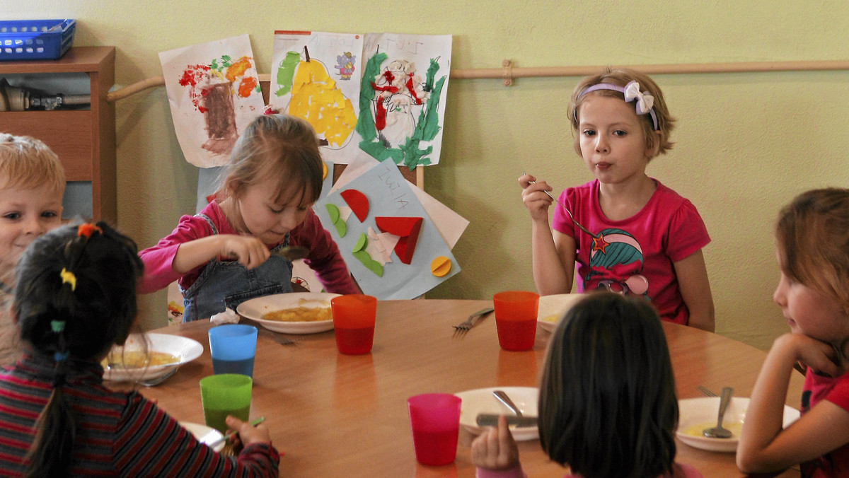 Ponad 6 tysięcy miejsc przygotowano w Olsztynie od września dla dzieci w wieku od 3 do 6 lat w przedszkolach miejskich i niepublicznych. W poniedziałek rozpoczyna się nabór do gminnych placówek. Rekrutacja będzie odbywać się za pomocą aplikacji internetowej.