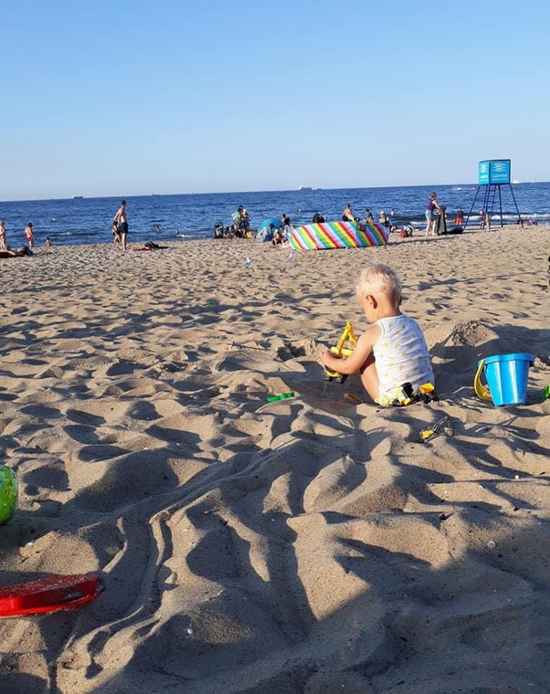 Synek bohaterki tekstu, plaża w Gdańsku, sierpień 2020 r. 