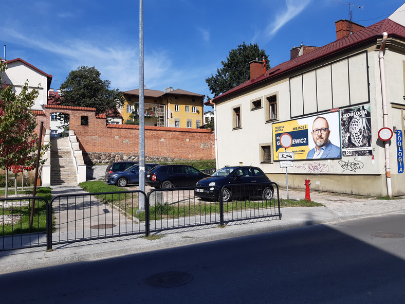 Plakat kandydata "Trzeciej Drogi" w Tarnowie
