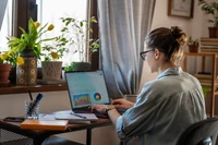 Joanna ma 30 lat i jeden cel: do czterdziestki oszczędzić 1,5 mln. Idzie jej świetnie