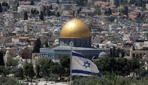 Izraelska zastava i pogled na Stari grad Jerusalim i Kupolu na steni