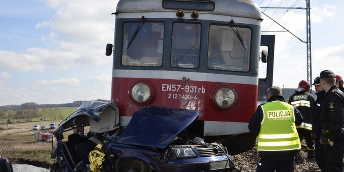 Pociąg sprasował auto