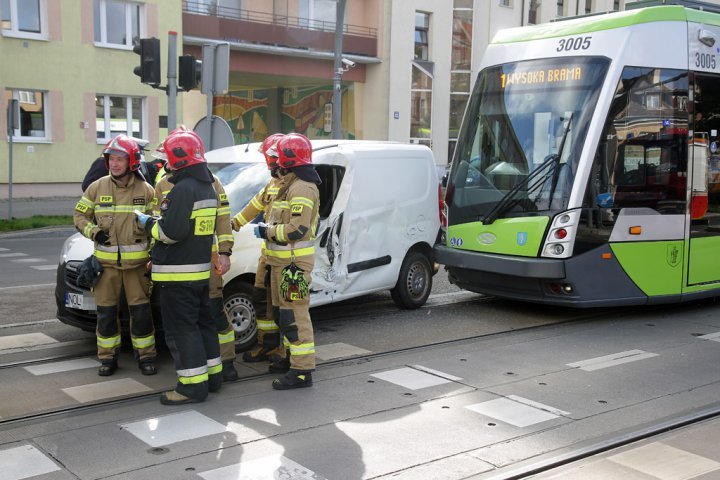 Kolizja w centrum Olsztyna. 64-letni kierowca opla zderzył się z tramwajem [ZDJĘCIA]