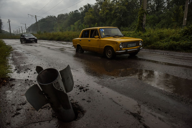 Ukraina. Samochody omijają rakietę w miejscowości w Szewczenkowe (obwód charkowski)