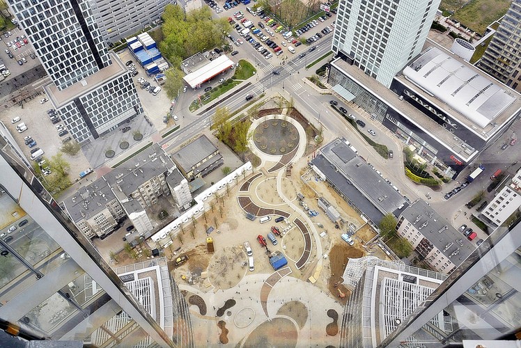 Warsaw Spire to nie tylko biurowce. Integralną częścią całego kompleksu jest projekt placu Europejskiego, który znajduje się między budynkami. To pierwszy ogólnodostępny plac miejski w Warszawie budowany w takiej skali w powojennej historii stolicy. Dzięki temu, Ghelamco przywraca warszawiakom cały kwartał ulic pomiędzy Grzybowską, Łucką, Wronią i Towarową. Plac Europejski ma być miejscem relaksu w nowopowstającym biznesowym centrum Warszawy. Ma powierzchnię 4 tys. mkw. Znajdą się tu m.in. amfiteatr, nowoczesne fontanny, restauracje, meble miejskie, dużo zieleni, i prywatna stacja rowerowa. Między zasadzonymi orientalnymi drzewami, przez całą długość placu, płynąć będzie kaskadowy strumień. Powierzchnia placu wyłożona jest granitem z Hiszpanii, cała przestrzeń będzie niedostępna dla ruchu kołowego.  Na zdjęciu: Warsaw Spire - plac Europejski widziany z góry