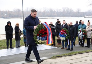 Nikola Nikodijević položio je venac na spomenik "Menora u plamenu” na Dunavskom keju