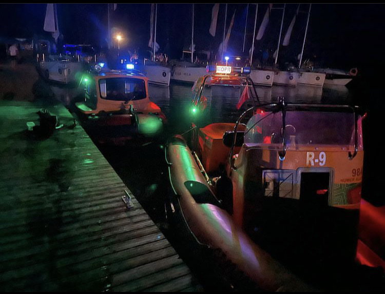 Poszukiwania mężczyzny na jeziorze Tałty, który po alkoholu wpadł między dwa jachty
