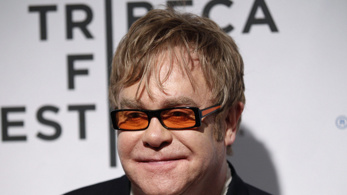 Legenda muzyki pop, Elton John, spotkał się na Downing Street z premierem Davidem Cameronem. Rozmowa dotyczyła walki z AIDS - podaje bbc.co.uk.