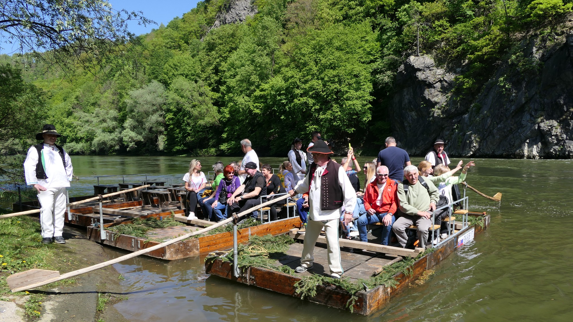 Plte s turistami na Váhu počas krásneho jarného dňa