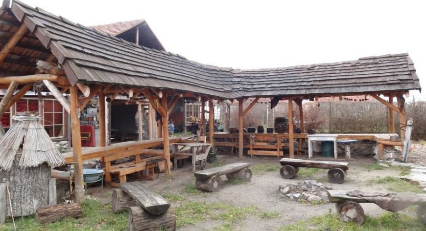 Można tu zobaczyć m.in. kuźnię i dom chleba, ale też... protezę z czasów I wojny światowej czy przejrzeć przedwojenne dokumenty. 