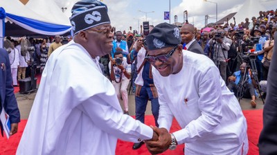 Bola Tinubu (left) shakes hands with Nyesom Wike (right) [Twitter/@officialABAT]