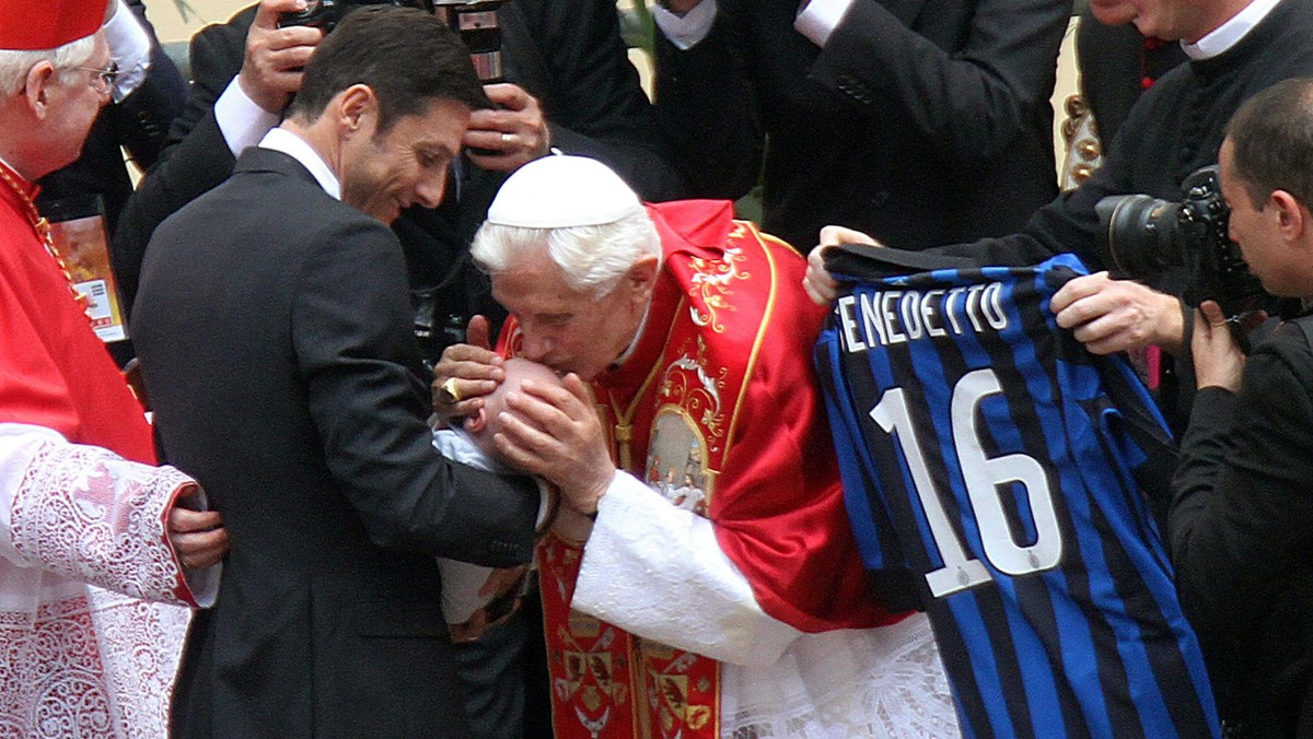 Benedykt XVI spotkał się na mediolańskim stadionie San Siro z 80 tysiącami wiernych, między innymi z nastolatkami, przygotowującymi się do bierzmowania. W tym znanym wszystkim kibicom miejscu papież został powitany jako "trener drużyny Kościoła". Spotkaniu towarzyszył ogromny entuzjazm wiernych, którzy wielkim aplauzem zapewniali Benedykta XVI o swym wsparciu w trudnych dla niego chwilach burzy w Watykanie, związanej z kradzieżą tajnych dokumentów i listów z jego apartamentu.