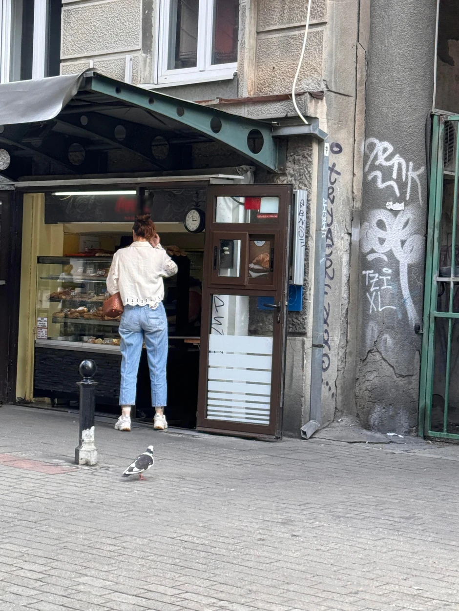 Nina Janković kupuje u pekari