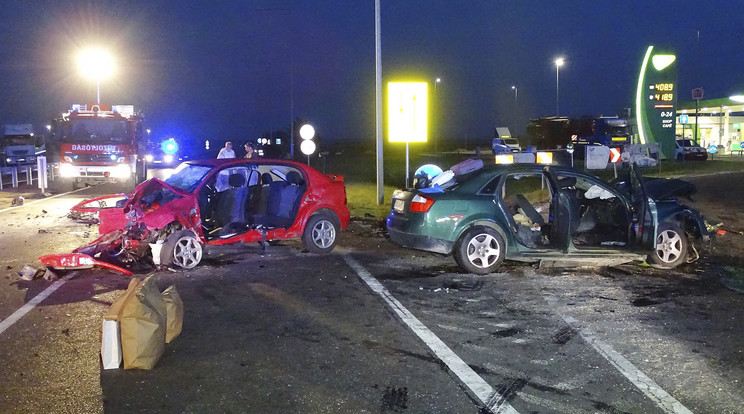 A piros autó sofőrje és az Audi két utasa vesztette életét az ütközésben /Fotó: MTI-Donka Ferenc