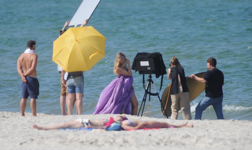 Małgorzata Socha podczas sesji na plaży