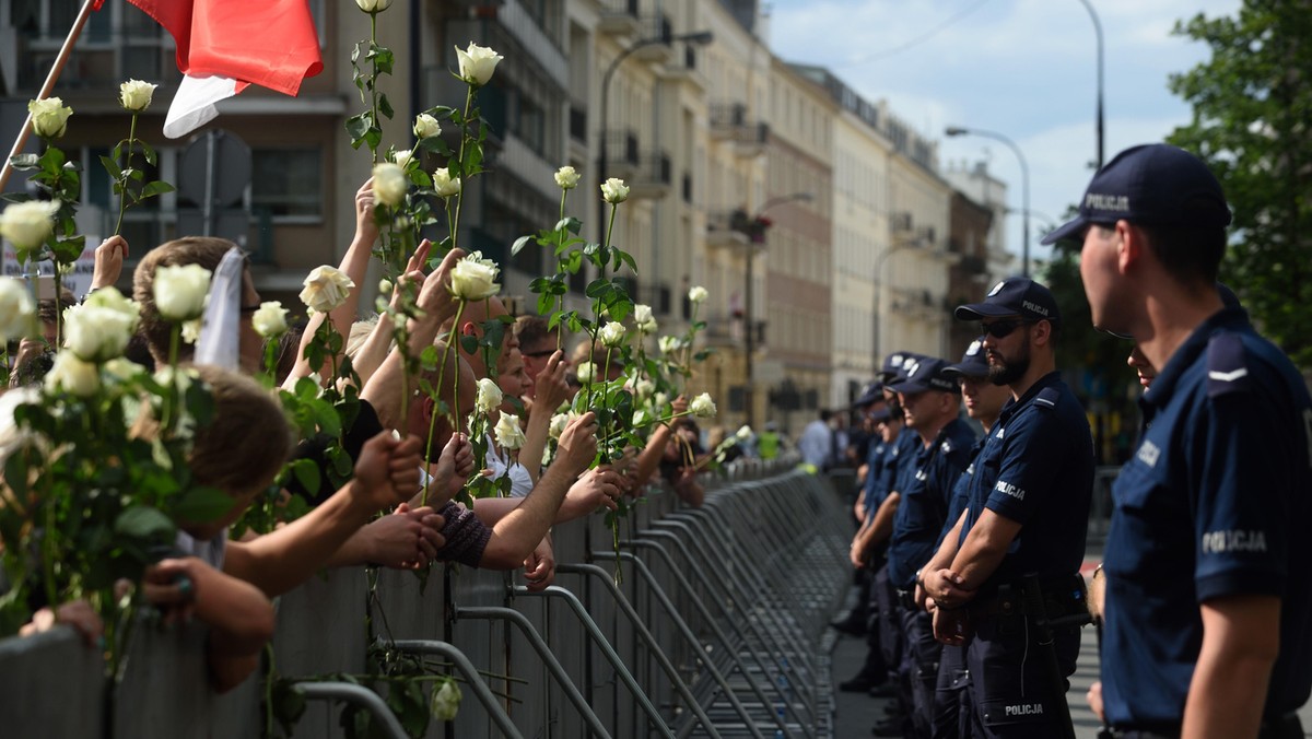 Demonstracja KOD pod Sejmem (Komitet Obrony Demokracji) przeciwko reformom PiS w wymiarze sprawiedli