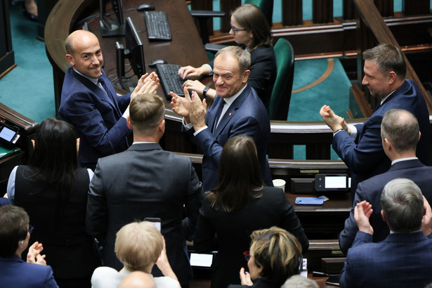 Premier Donald Tusk (C) odbiera gratulacje na sali obrad Sejmu w Warszawie