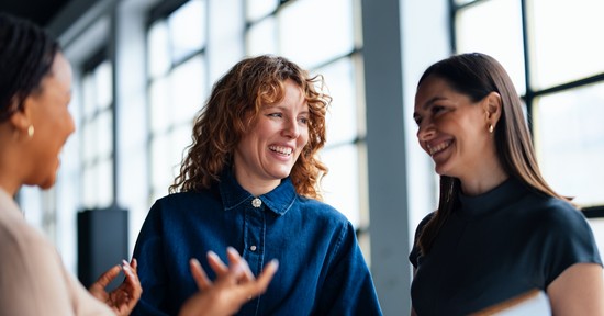 A nők láthatatlan akadályai: a maszkulin környezet és az elismerés hiánya minden szakmának hátrány