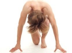 Znany piłkarz pobiegnie ulicami... nago!