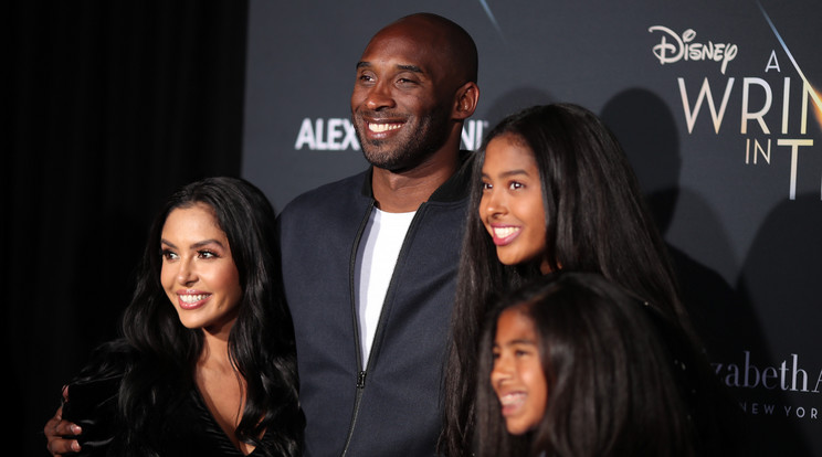 Kobe Bryant (balról a második) és családja érkezik a Disney Időcsavar (Wrinkle In Time) című filmjének premierjére az El Capitan színházba 2018. február 26-án Los Angelesben / Fotó: Getty Images