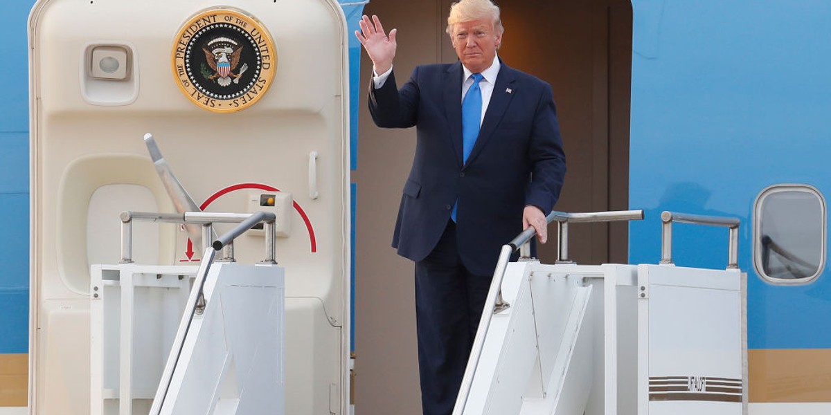 Lotniska noszące imiona prezydentów nie jest niczym nowym. Waszyngtońskiemu portowi lotniczemu patronuje Ronald Reagana, a podróżujących do Nowego Jorku wita John F. Kennedy International Airport. 