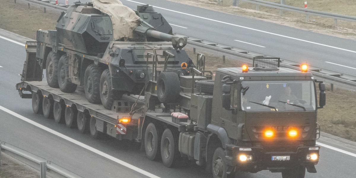Przejazd transportu wojskowego z wozami bojowymi