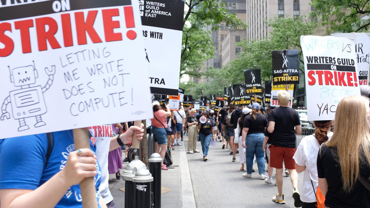 Manifestacja aktorów i scenarzystów na nowojorskim Times Square